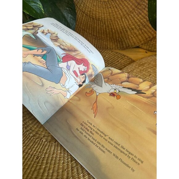 The Little Mermaid book and Ariel figurine - Picture 9 of 10